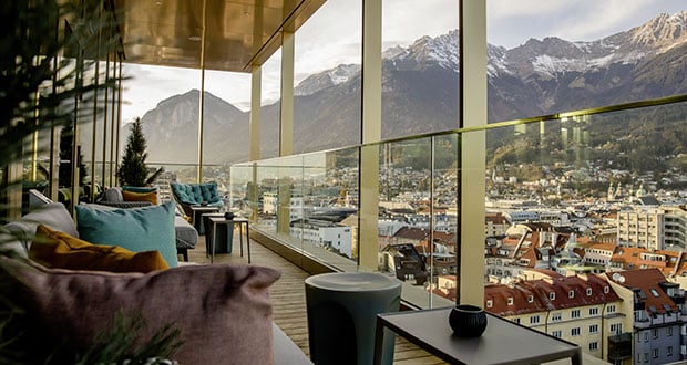 Das erste Motel One in Tirol öffnete seine Türen in Innsbruck. Nicht nur in der Bar im 13. Stock können Gäste den Ausblick auf die Berge genießen.
